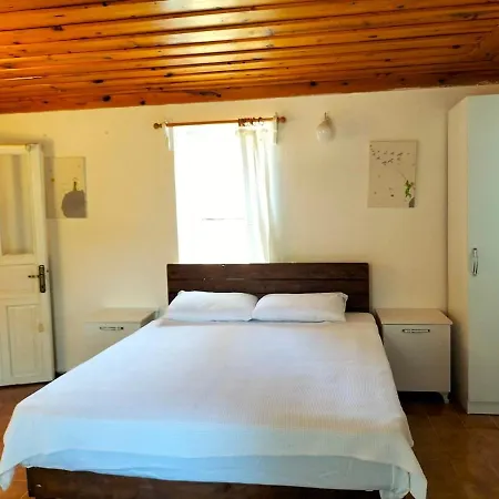 Hotel Ekincik'te Tas Ev