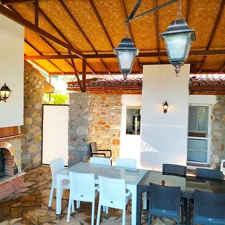 Hotel Ekincik'te Tas Ev